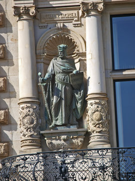 hamburger rathaus, statue lothar von sachsen
