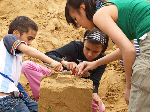 kinder bauen sandburg, eigenheim, altersvorsorge
