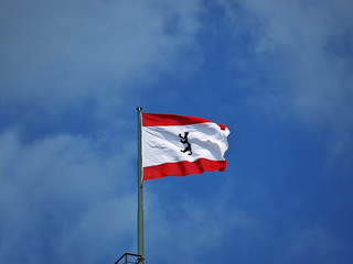 berliner fahne weht unter blauen himmel