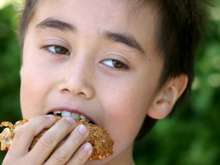 kind genießt seine butterbrot, ernährung