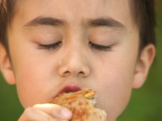 kind genießt seine butterbrot, nahaufnahme