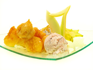 fritierte banane mit schokoladen-kokosnuss eiscreme