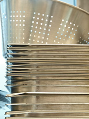 ein stapel saubere kuechentabletts und utensilien