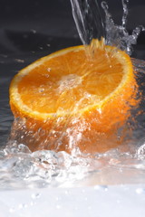 Fototapeta na wymiar Fresh orange , water splash