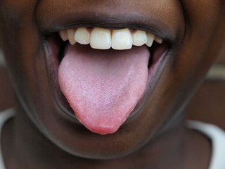 Nahaufnahme von Mund, Zähnen und Zunge