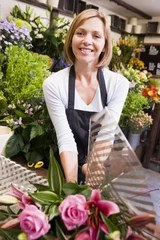 Crédence de cuisine en verre imprimé Fleuriste Femme travaillant au magasin de fleurs souriant