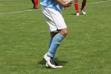 Obraz premium fußballspieler mit einem fußball in der hand