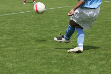 fu&szlig;ballspieler schie&szlig;t einen freisto&szlig;