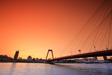 Fototapeta na wymiar Willem Bridge w Rotterdamie na zachód słońca, Holandia