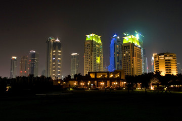 Fototapeta na wymiar Wieżowce w Dubaju