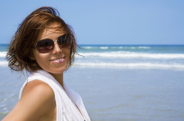 Fototapeta na wymiar Portrait of young girl on the beach
