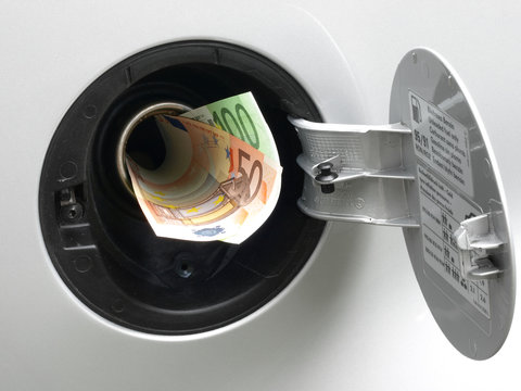 Benzinpreise steigen an der Tankstelle - Benzin wird teuer