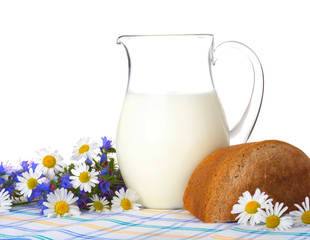 Obraz na płótnie Canvas Milk, bread and field flowers