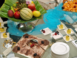 dessert büffet mit frische früchte und süßspeisen