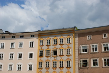 Fototapeta na wymiar Mozart Geburtshaus (Bildmitte ) in Salzburg