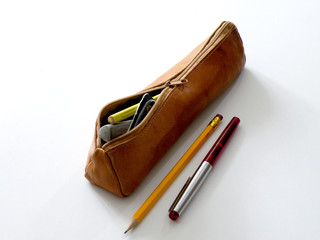 Federtasche mit Bleistift und F&uuml;ller