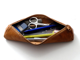 Offene Federtasche mit Schere und Stiften