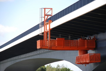 Arbeitsbühne an einer Brücke über den Nordostseekanal