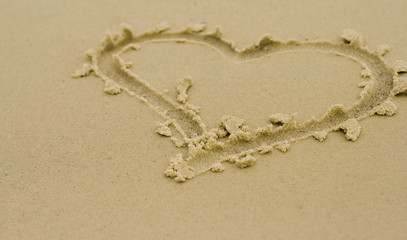 Fototapeta na wymiar serce na piasku
