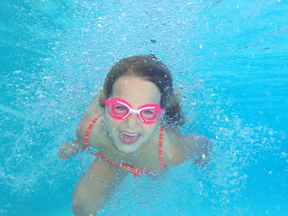 Naklejka premium Enfant nage sous l'eau avec lunette