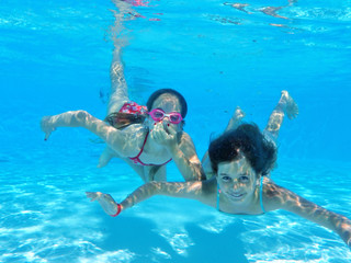 Enfant nage sous l'eau - obrazy, fototapety, plakaty