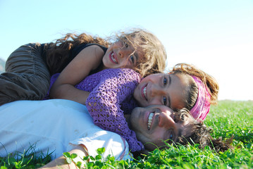 papa et ses deux fille au parc