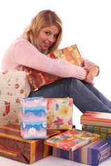 junge Frau mit Weihnachtsgeschenken