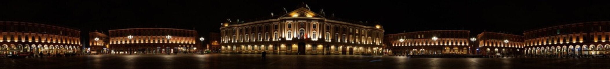 Fototapeta na wymiar Panorama de nuit de la place du Capitole de Toulouse