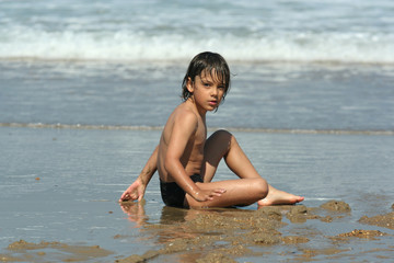petit garçon assis sur le sable