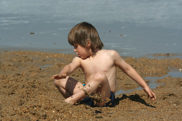 enfant entrain de jouer seul sur la plage