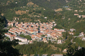 Fototapeta na wymiar Roquebillière dans la vallée de la Vésubie