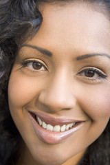 Obraz premium Head shot of woman smiling