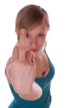 Frau zeigt Mittelfinger