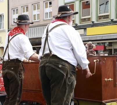 Barrel-orgel musiscians