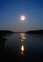 Obraz premium moonbeam in river