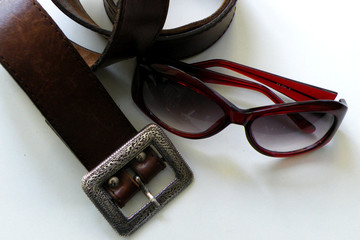Brauner Ledergürtel und Sonnenbrille