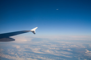 aile d'avion et avion dans le ciel