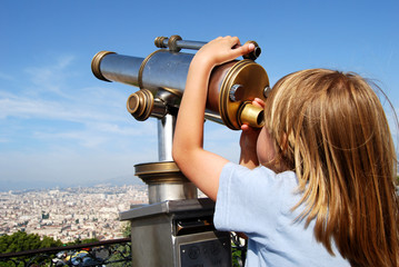 Tourisme - Enfant et longue vue