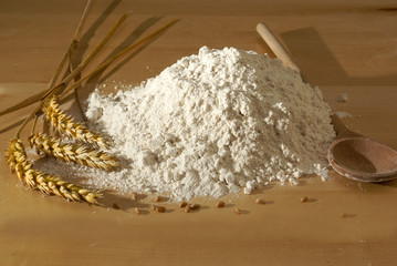 Weizenmehl, Weizenähren, Kochlöffel, Copyspace