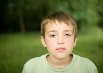 outdoor portrait, open aperture