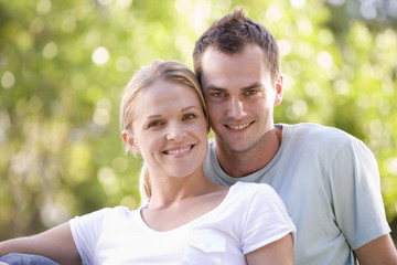 Obraz premium Couple sitting outdoors smiling