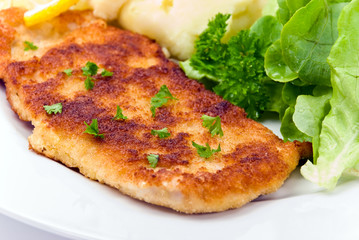 schnitzel -paniert mit salat