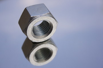 Sechskant Befestigungsmutter mit Innengewinde, auf einem Spiegel aufgenommen