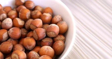 ein Teller mit Haselnüssen 3