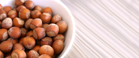 Ein voller Teller mit Haselnüssen