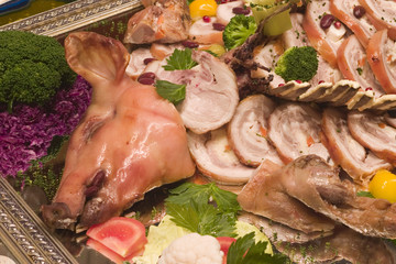 Baked pork meat with head sliced and served on tray