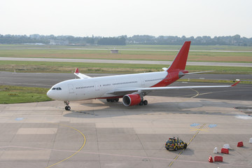 Fototapeta na wymiar Airbus A330 na lotnisku w Düsseldorfie