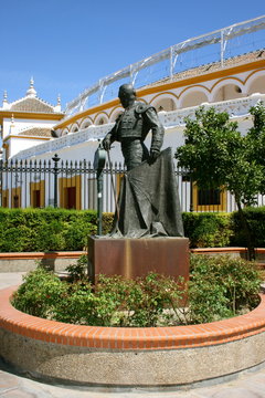 statue du matador curro romero maestranza &agrave; s&eacute;ville