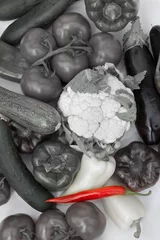 Foto op Aluminium Selectieve kleuring van roodgloeiende chilipepers met wat andere groenten © evron.info