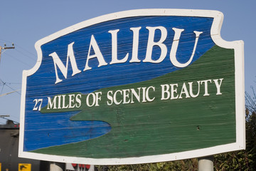 Signature Malibu sign along Pacific Coast Highway - obrazy, fototapety, plakaty